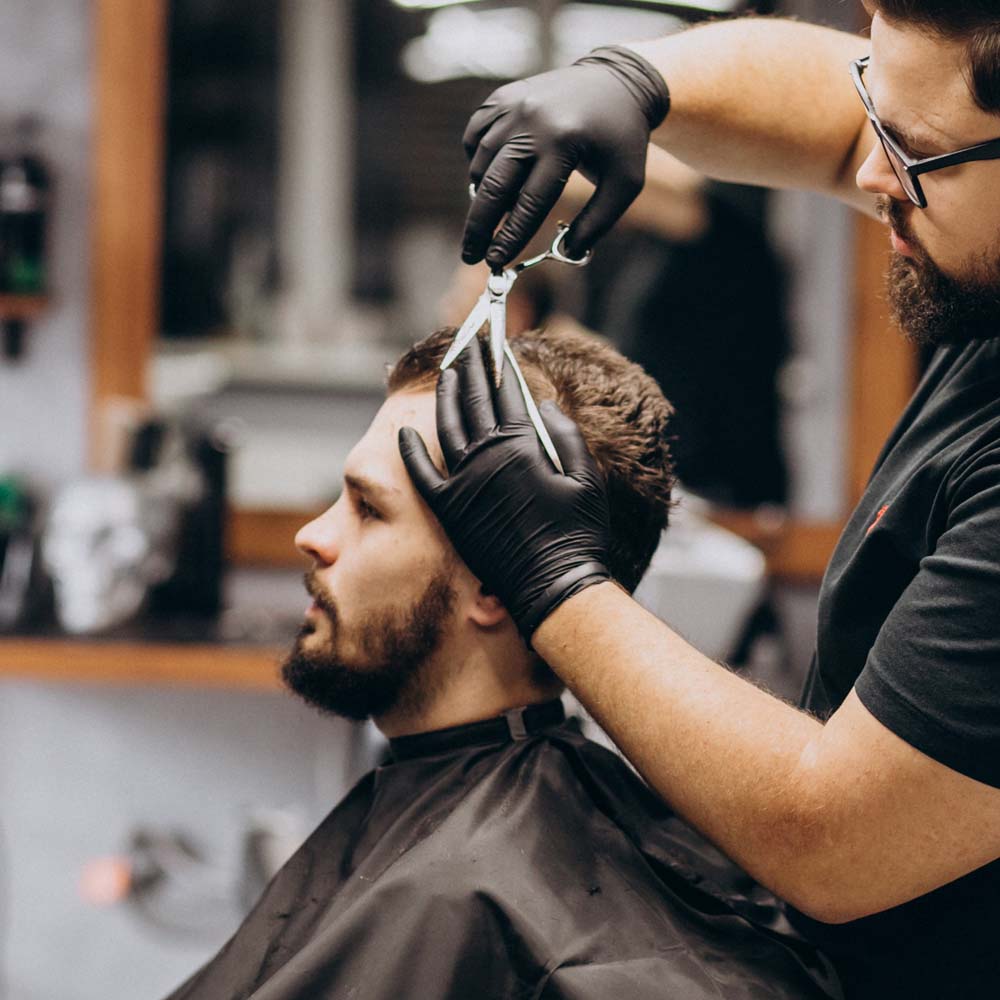 Man wordt geknipt in de barbershop